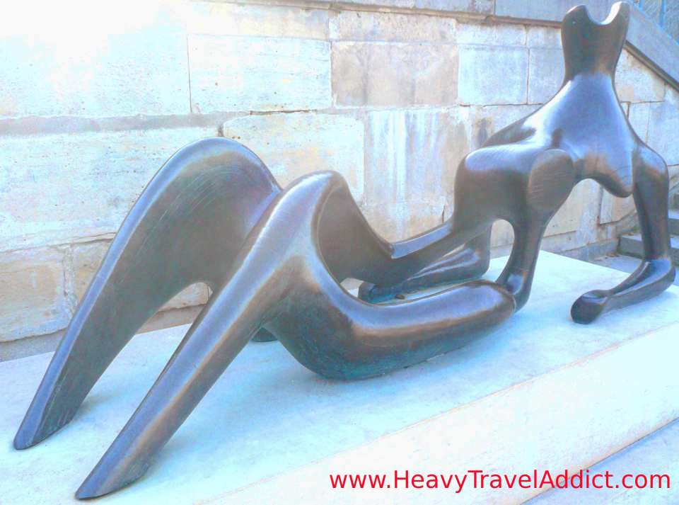 Henry Moore Statue - the reclining figure